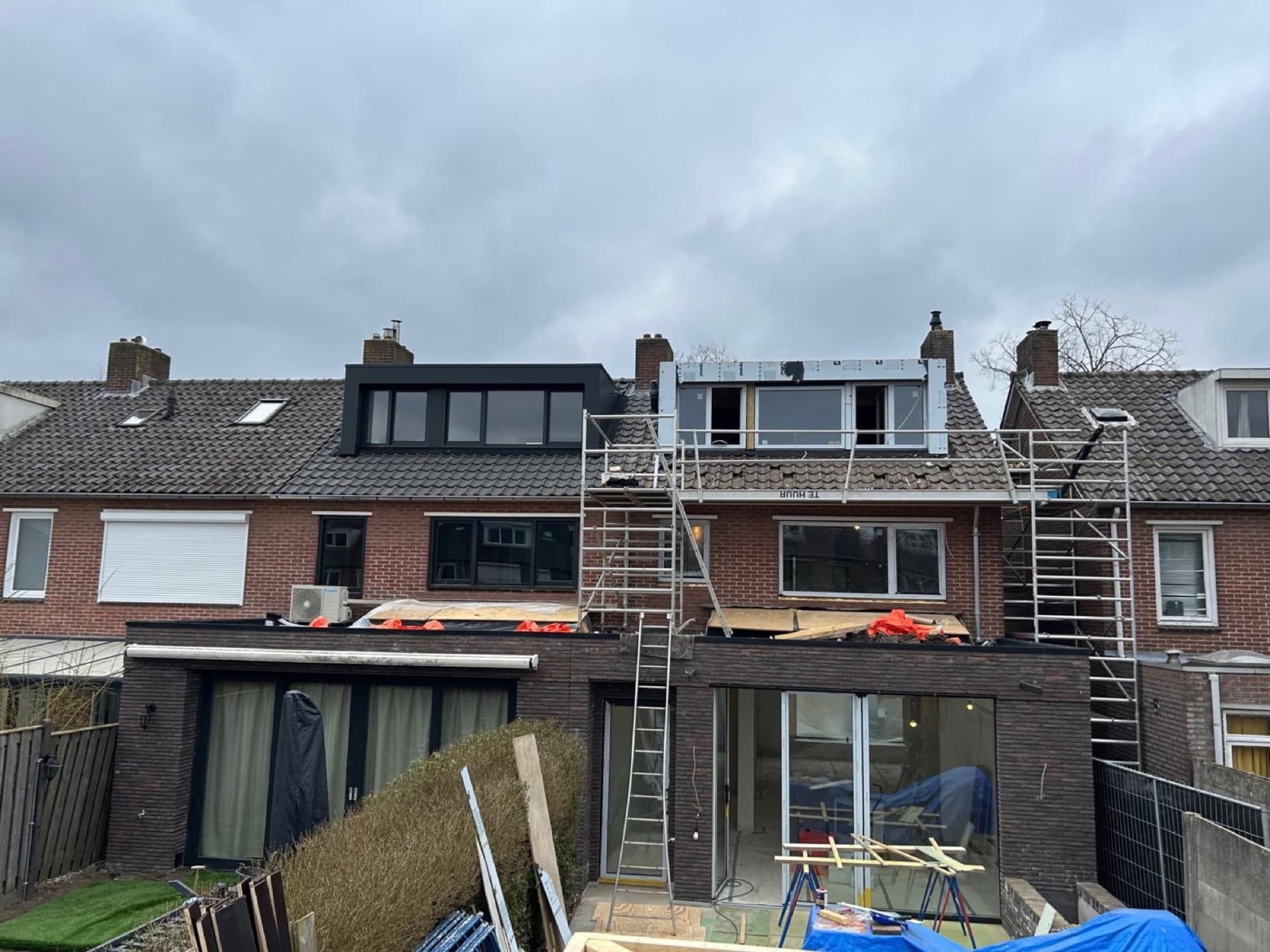 Twee dakkapellen naast elkaar